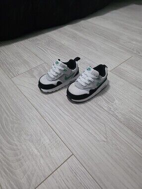 Toddler Boy Size 7C Green And White Nike Shoes